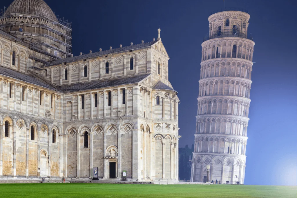Image of the Leaning Tower of Pisa at night
