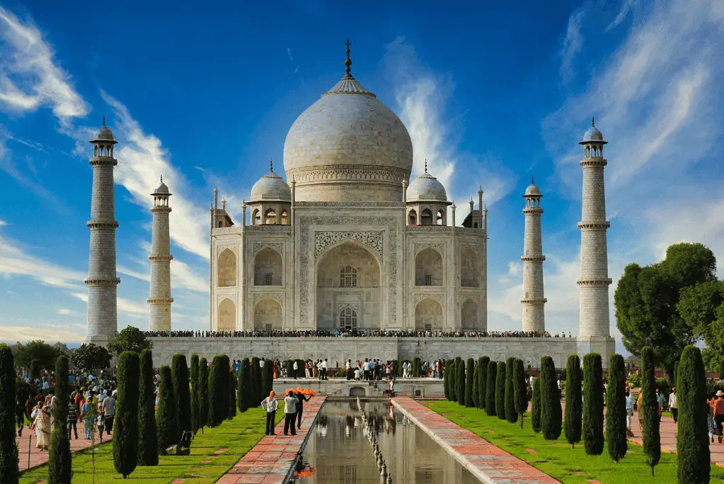 Image of the Taj Mahal, in Agra, India, a wonder of the medieval world