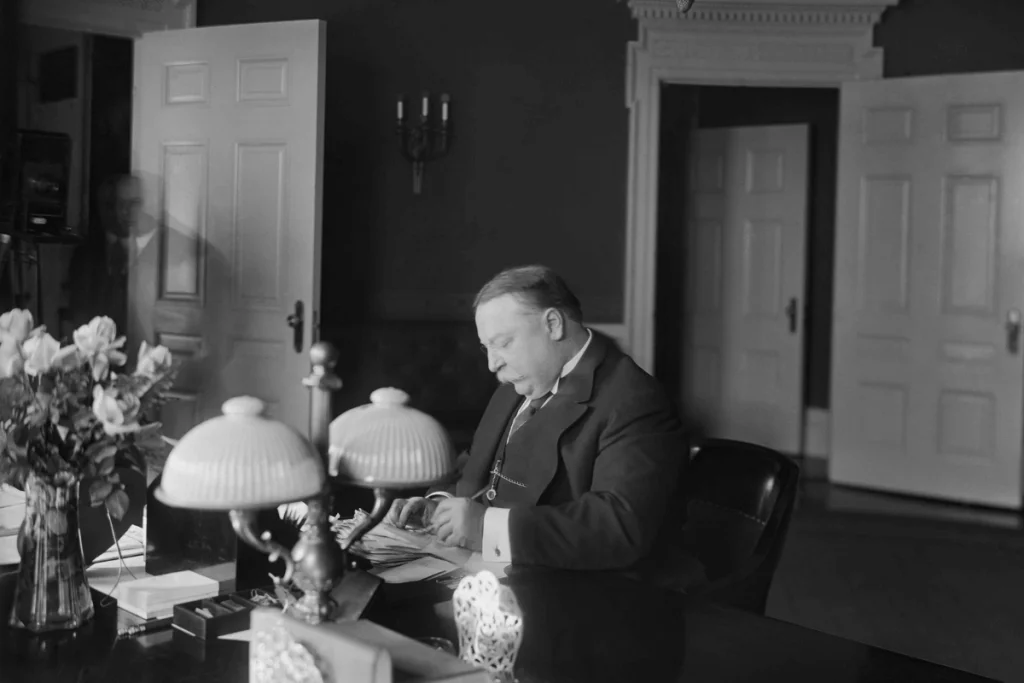 Image of U.S. President hard at work in the White Housr