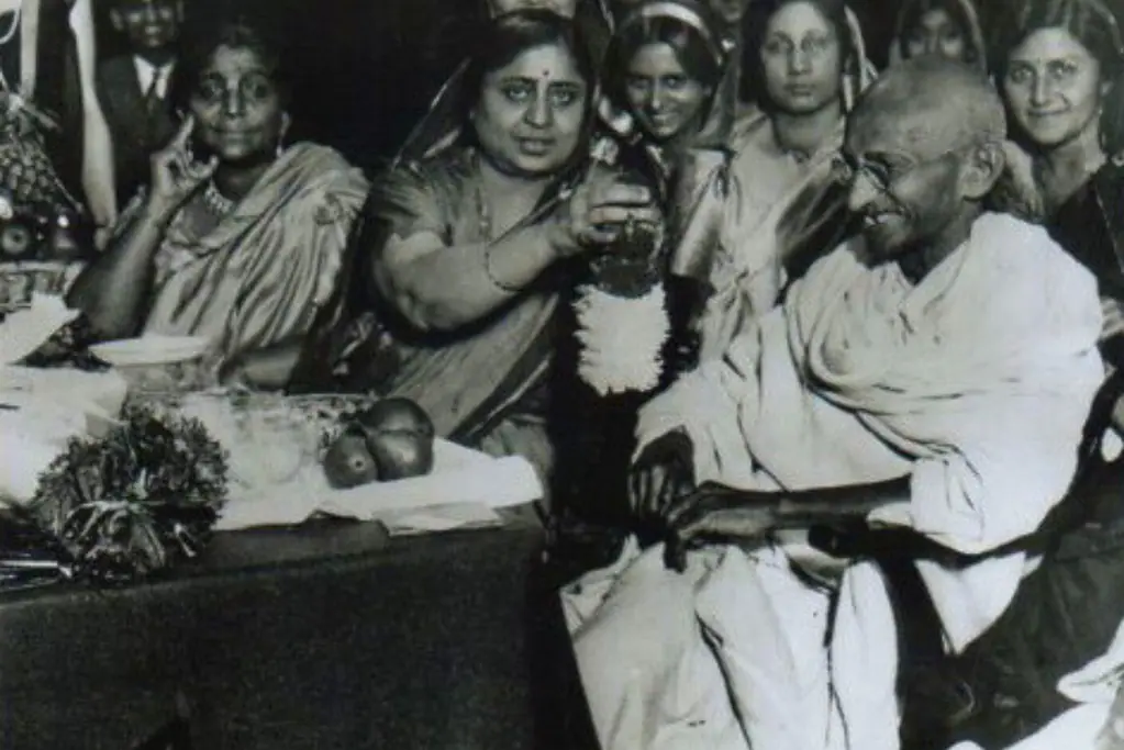 facts-about-mahatma-gandhi-womens-rights Image of Gandhi dining with a group of women supporters.