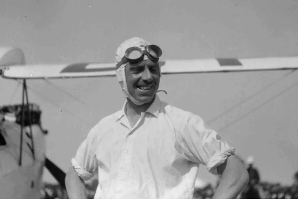 pioneers-of-aviation-geoffrey-de-havilland Image of aviation pioneer Geoffrey de Havilland prior to flight.