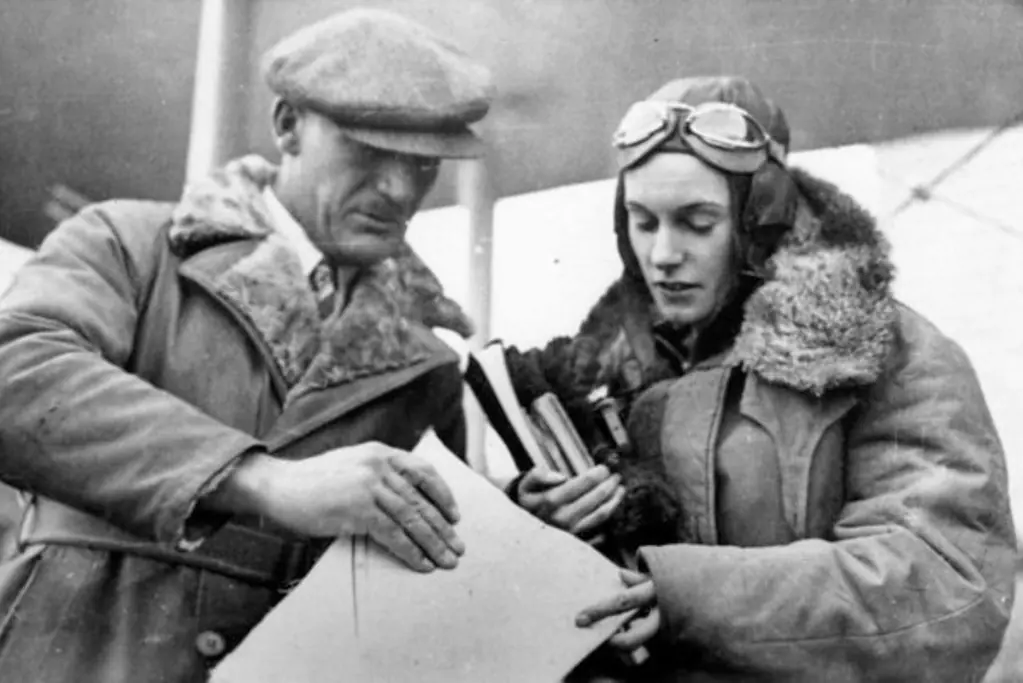 pioneers-of-aviation-jean-batten Image of aviation pioneer Jean Batten (r).