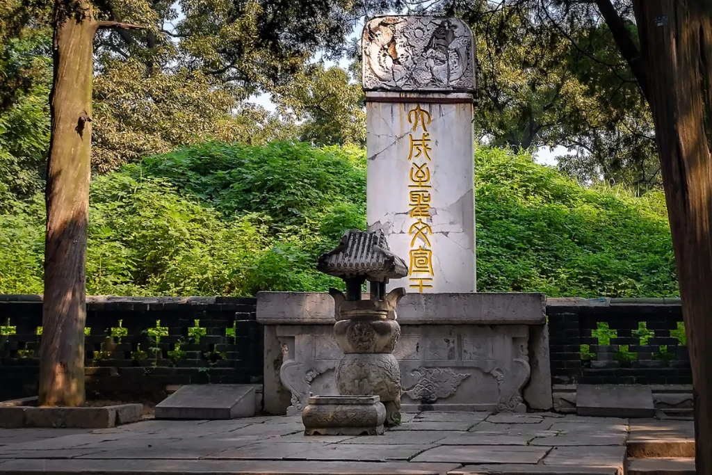 Image of the tomb of Confucius for a blog post covering the most famous cemeteries in the world.