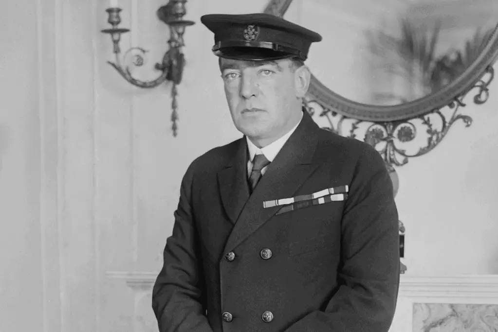 facts-about-ernest-shackleton-closing Image of Ernest Shackleton posing for a photo in full uniform.