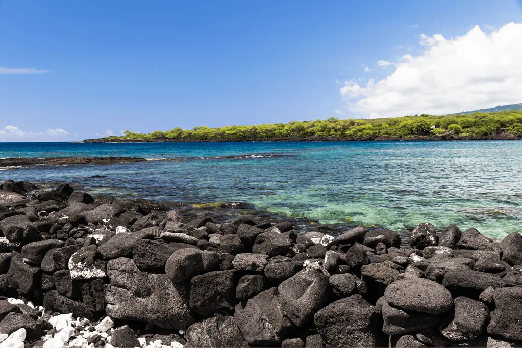 facts-about-james-cook-kealakekua-bay-mystery Image of present-day Kealakekua Bay on the Big Island of Hawaii.