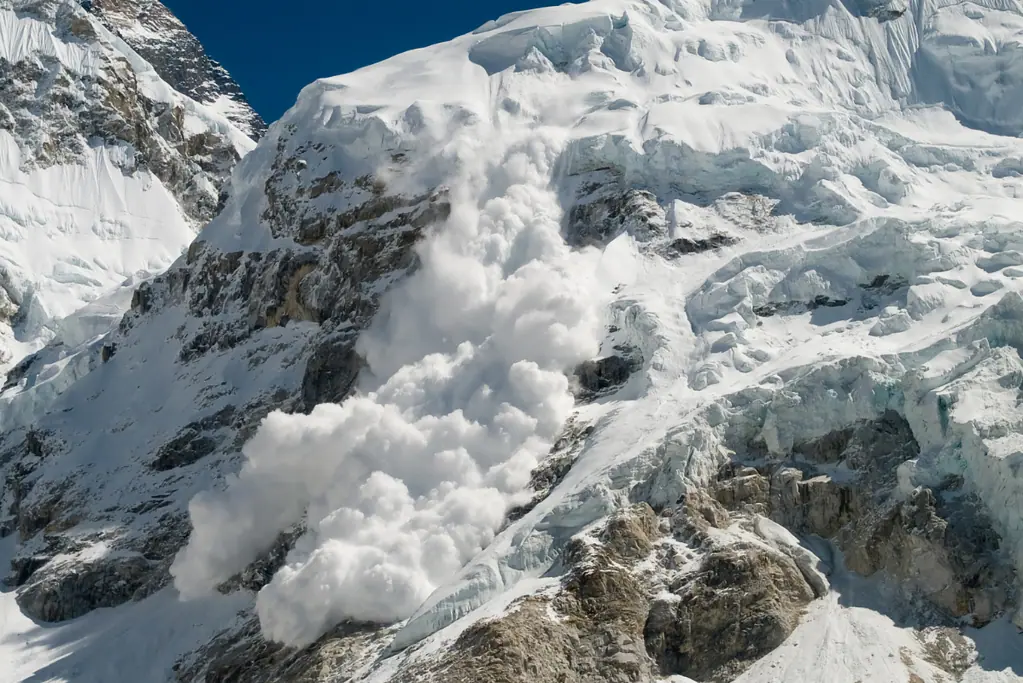 facts-about-junko-tabei-avalanche-survivor Image of an avalanche at Mount Everest for a blog post covering interesting facts about Junko Tabei.