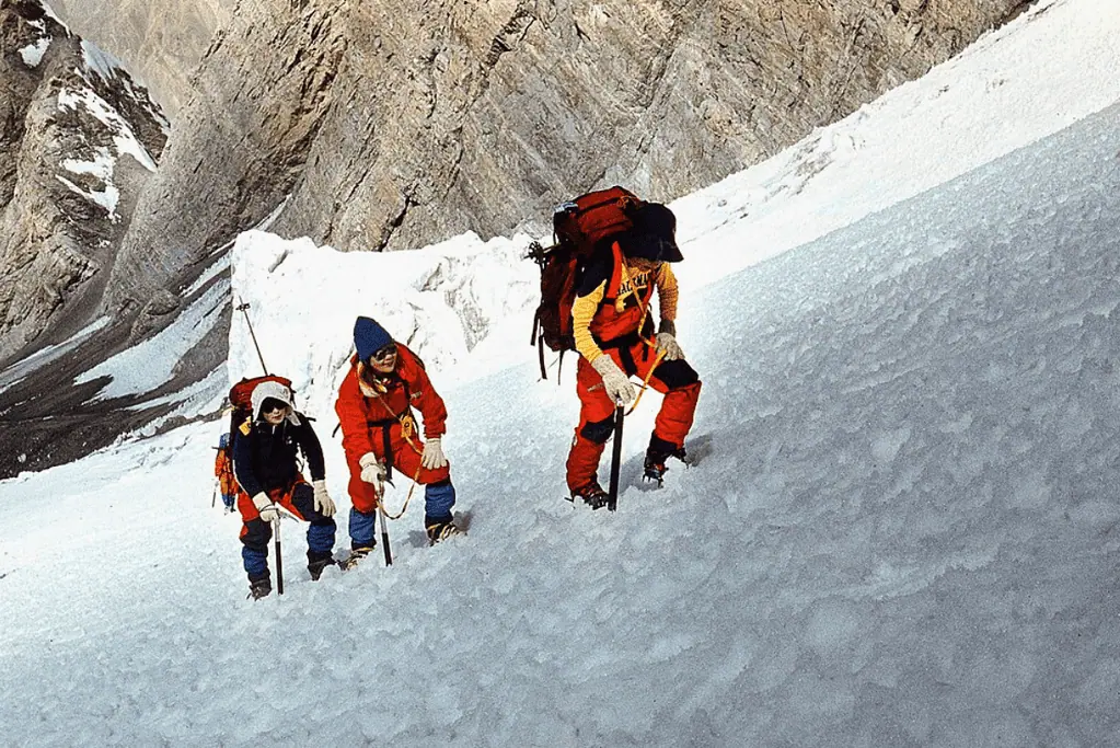 facts-about-junko-tabei-mother-on-everest Image of Junko Tabei and fellow climbers ascending Mount Everest.