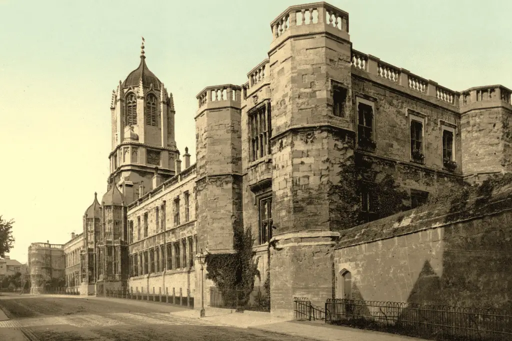 facts-about-john-locke-early-life Image of a building from Christ Church, Oxford.